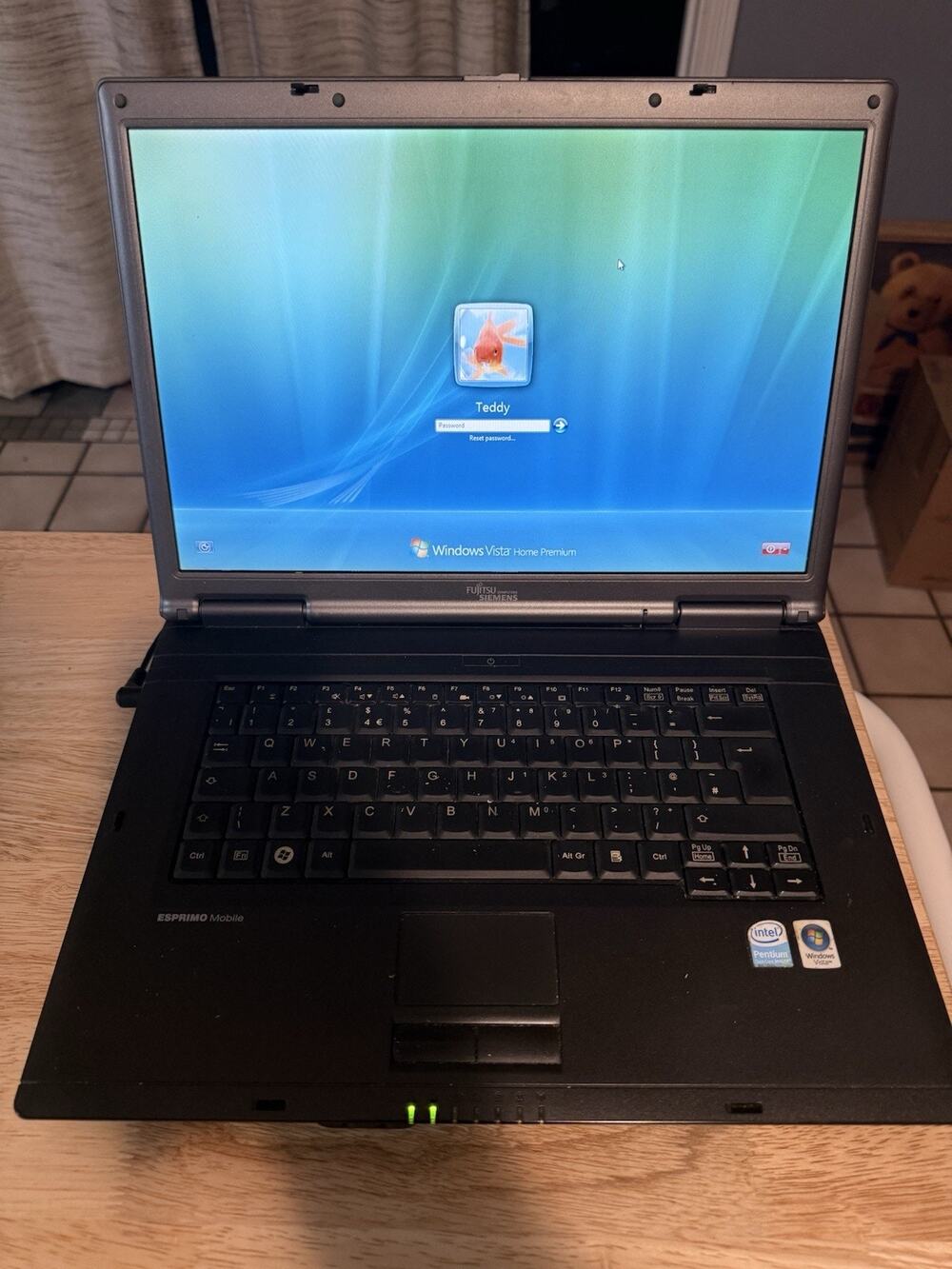 Fujitsu Siemens Esprimo Mobile V5535 Laptop T2370 Windows XP 2GB Needs Reset